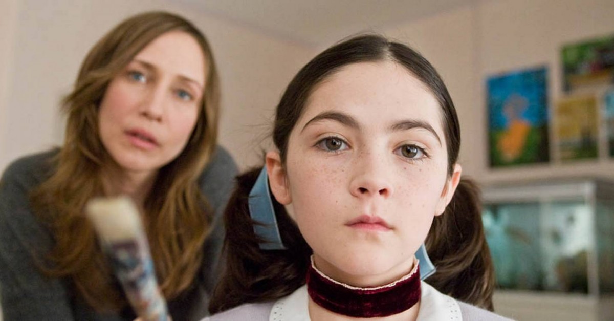 Vera Farmiga i rollen som Kate Coleman og Isabelle Fuhrman som foreldreløse Esther i grøsseren Orphan-