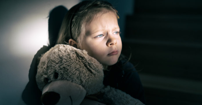 As feridas de uma criança que sofreu violência física e/ou emocional