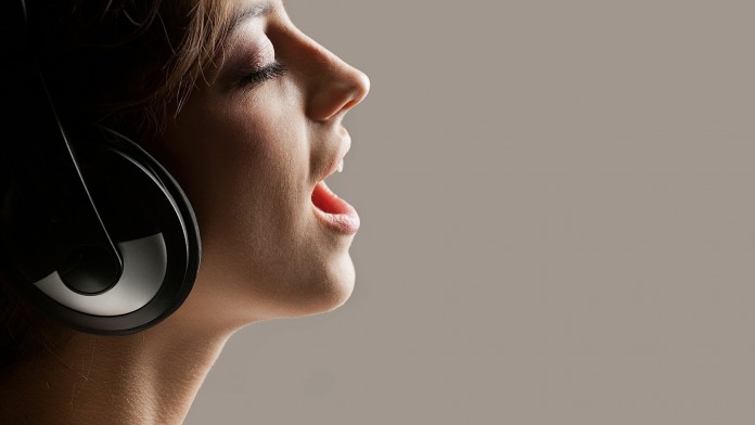 As músicas que você ouve estão mudando seu cérebro.
