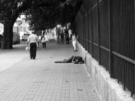 Quanto mais pessoas, menos solidariedade. O Efeito Espectador.