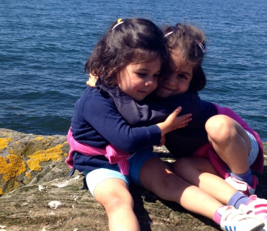 Por que quero que minhas filhas aprendam empatia em vez de mandarim