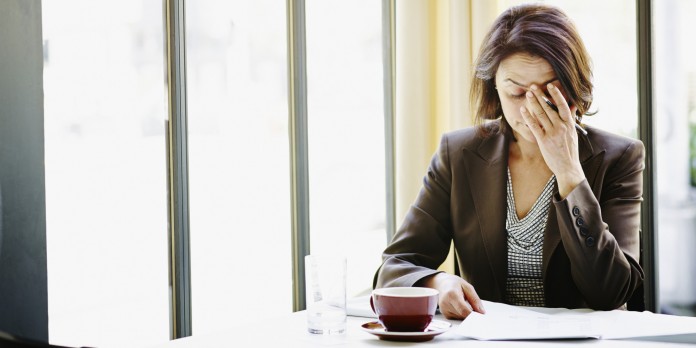 Ambiente de trabalho hostil e pressão podem desencadear ou piorar depressão