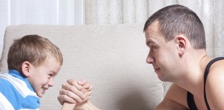 Paternidade ativa é redundância: por que ser mãe é uma obrigação e ser pai é ter coragem?