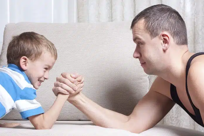 Father and young son are fighting Paternidade ativa é redundância: por que ser mãe é uma obrigação e ser pai é ter coragem?