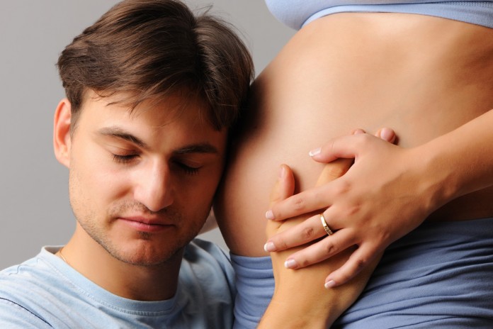 Homem que faz pré-natal previne riscos à gestante e ao bebê