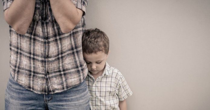 4 estratégias para pais introvertidos se envolverem com o estudo dos filhos