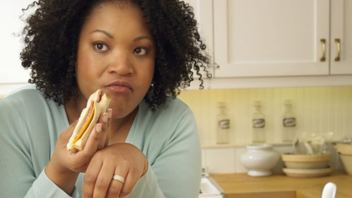 Endócrino explica como psicologia pode auxiliar no emagrecimento: “Comer é um ato social.”