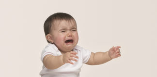 É correto deixar o bebê chorando no berço?