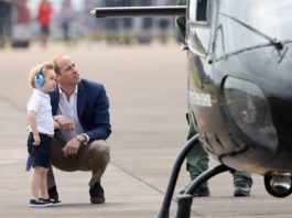 Por que o príncipe William se agacha sempre que fala com o filho