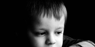 O que ajuda as crianças a ter resistência emocional para lidar com situações difíceis?