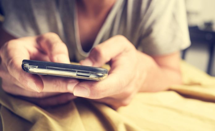 Se seu parceiro espia seu celular, termine a relação