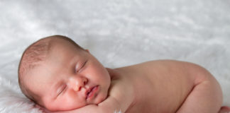 Bebês de até 1 ano deveriam dormir no quarto dos pais, diz estudo
