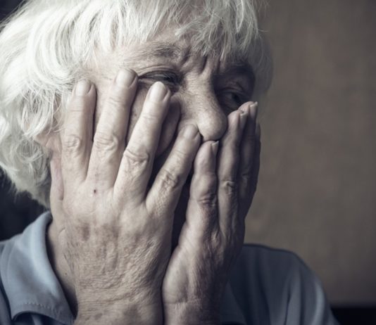 ‘Ela é idosa e quer tirar vantagem’: É isso que pensamos de nossos velhinhos?