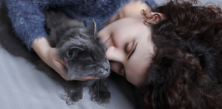 Dormir com animais de estimação ajuda a melhorar o sono, diz estudo
