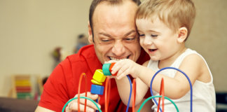 O pai que cuida do bebê não “ajuda”, apenas exerce a paternidade