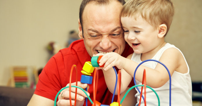 O pai que cuida do bebê não “ajuda”, apenas exerce a paternidade