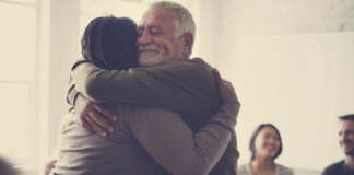 Pessoas que abraçam mais têm menos gripes, estresse e depressão