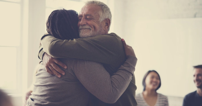 Pessoas que abraçam mais têm menos gripes, estresse e depressão