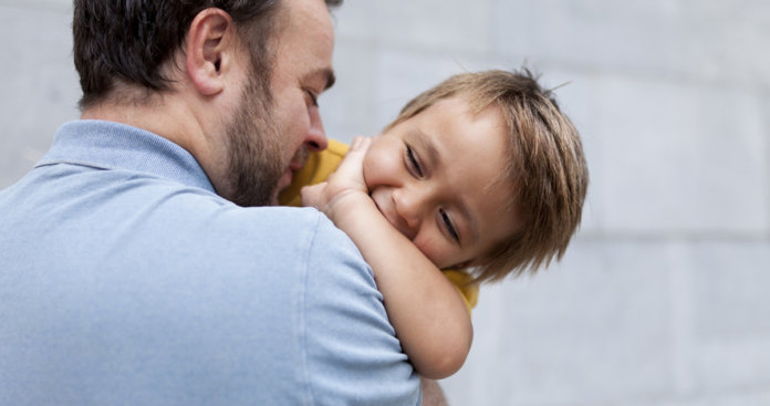 Os beijos e abraços são um bom remédio para seus filhos.