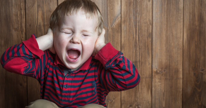 Gritar não faz com que crianças aprendam com os erros