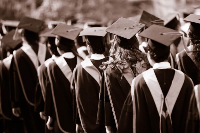 Tem muita gente com a parede cheia de diplomas, mas com o coração vazio de sentimentos