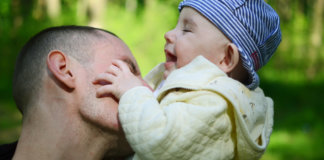Abraços e carinhos ajudam o cérebro do bebê a se desenvolver, aponta estudo