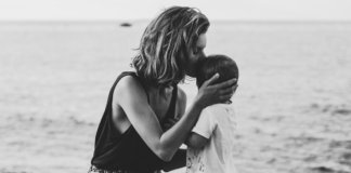 Estudo aponta que beijo de mãe pode “curar” machucados
