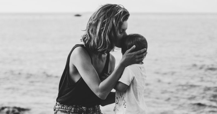 Estudo aponta que beijo de mãe pode “curar” machucados