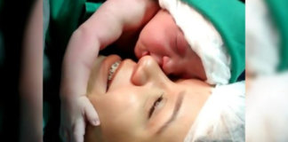 Segundos após nascer, bebê abraça a mãe e emociona em vídeo