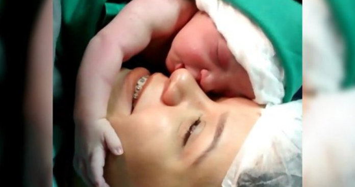 Segundos após nascer, bebê abraça a mãe e emociona em vídeo