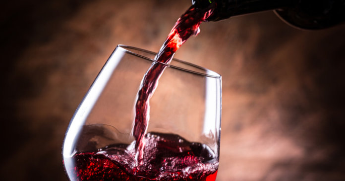 Os benefícios de se tomar uma taça de vinho diariamente