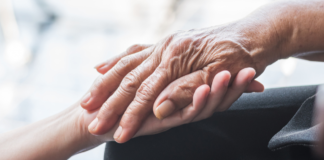 Rapaz tatua carta de avó diagnosticada com Alzheimer