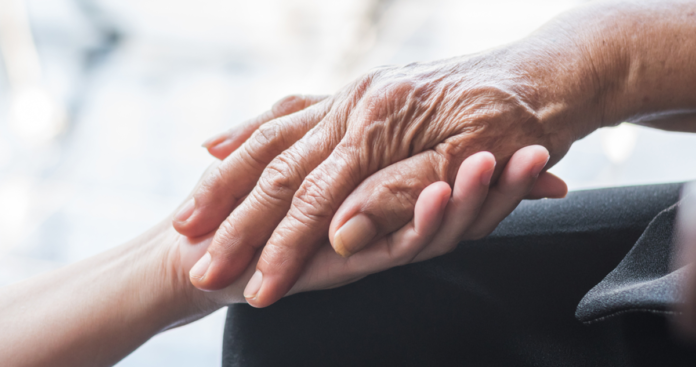 Rapaz tatua carta de avó diagnosticada com Alzheimer