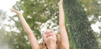 Depois da tempestade, vem outra tempestade. Feliz é quem sabe dançar na chuva.