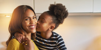 Cuidar de crianças não torna você mãe. Só mãe é mãe.