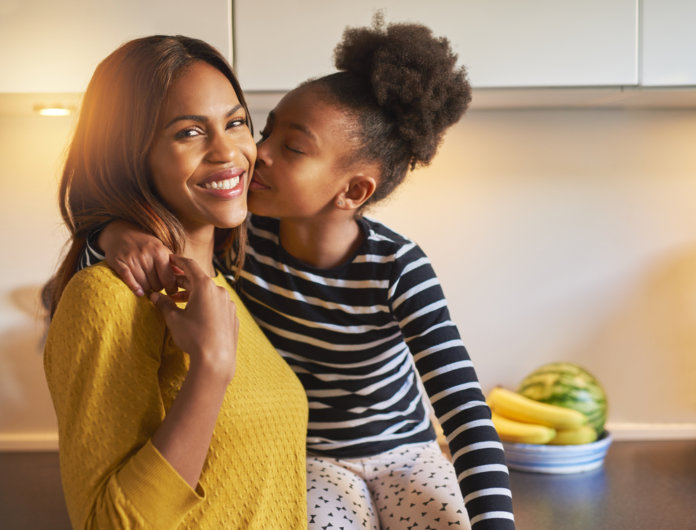 Cuidar de crianças não torna você mãe. Só mãe é mãe.