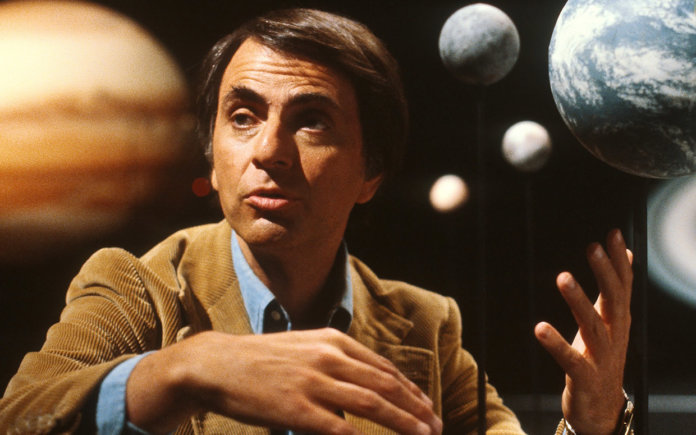 Errar é humano. Errar milhares de vezes é mais humano. Explica, Carl Sagan.