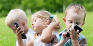 Como decidir quando é o melhor momento de seu filho ter acesso a um smartphone