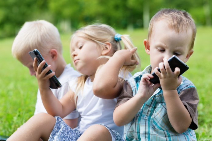 Como decidir quando é o melhor momento de seu filho ter acesso a um smartphone