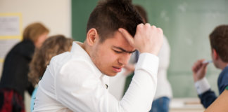 Quando pais têm que cuidar da vida estudantil de filhos adultos