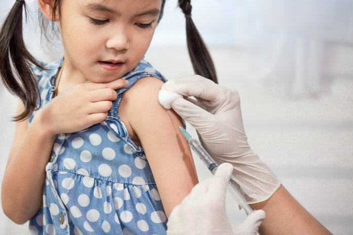 A vacina infantil pode doer menos. Depende dos pais.