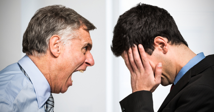 5 razões explícitas para acreditar que um chefe-ditador adoece seus funcionários.