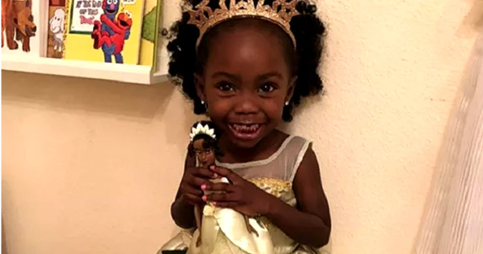 Reação de criança ao ganhar boneca da Princesa Tiana diz muito sobre representatividade