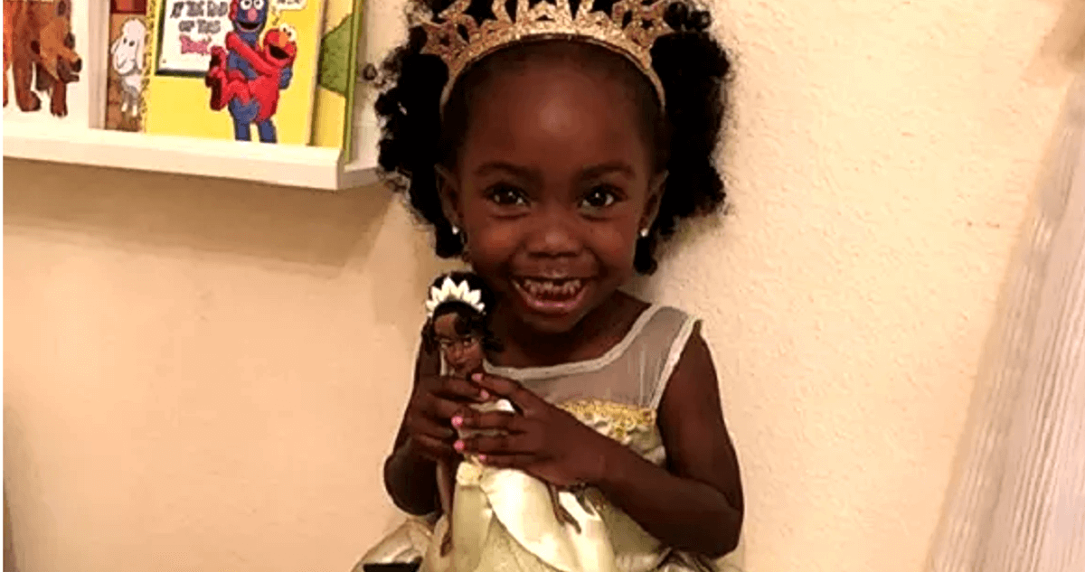 Reação de criança ao ganhar boneca da Princesa Tiana diz muito sobre representatividade