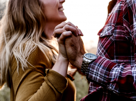 Segurar as mãos pode aliviar a dor e fazer nos sentirmos mais compreendidos, diz estudo