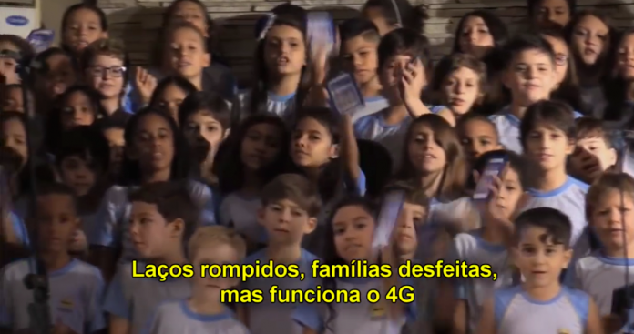 Crianças cantam música que pede que pais se desconectem e vídeo viraliza.