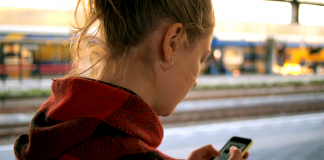 Mais de 5 horas no celular eleva o risco de depressão em mulheres