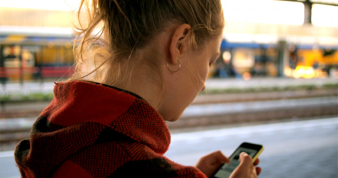 Mais de 5 horas no celular eleva o risco de depressão em mulheres