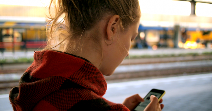 Mais de 5 horas no celular eleva o risco de depressão em mulheres