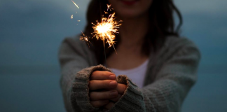 Quem tem a sua própria luz incomoda quem vive na escuridão